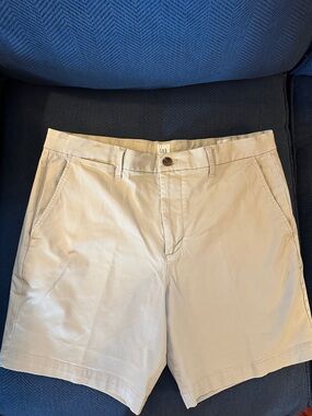 GAP Men's Flat Front Shorts | Light Khaki | 34 | 7”